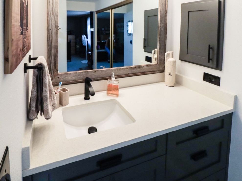 Idéer för ett mellanstort modernt vit en-suite badrum, med skåp i shakerstil, skåp i ljust trä, ett undermonterat badkar, en dusch/badkar-kombination, en bidé, vit kakel, marmorkakel, vita väggar, klinkergolv i porslin, ett undermonterad handfat, marmorbänkskiva, brunt golv och dusch med skjutdörr