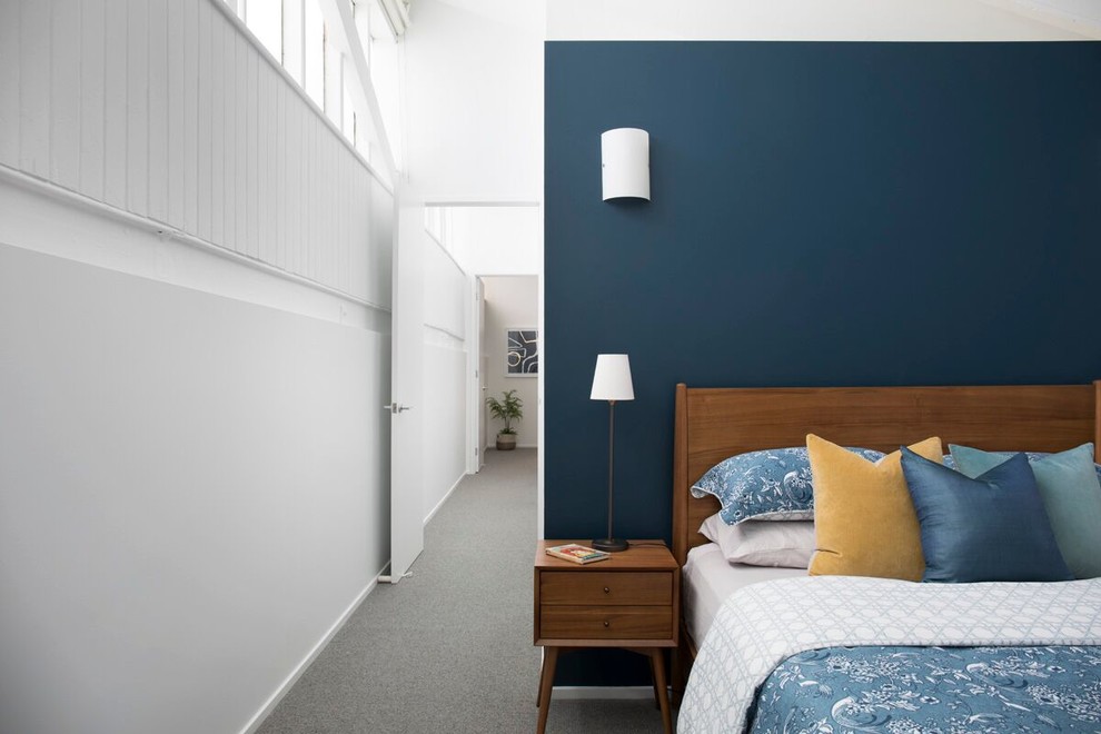 Design ideas for a midcentury bedroom in Brisbane.
