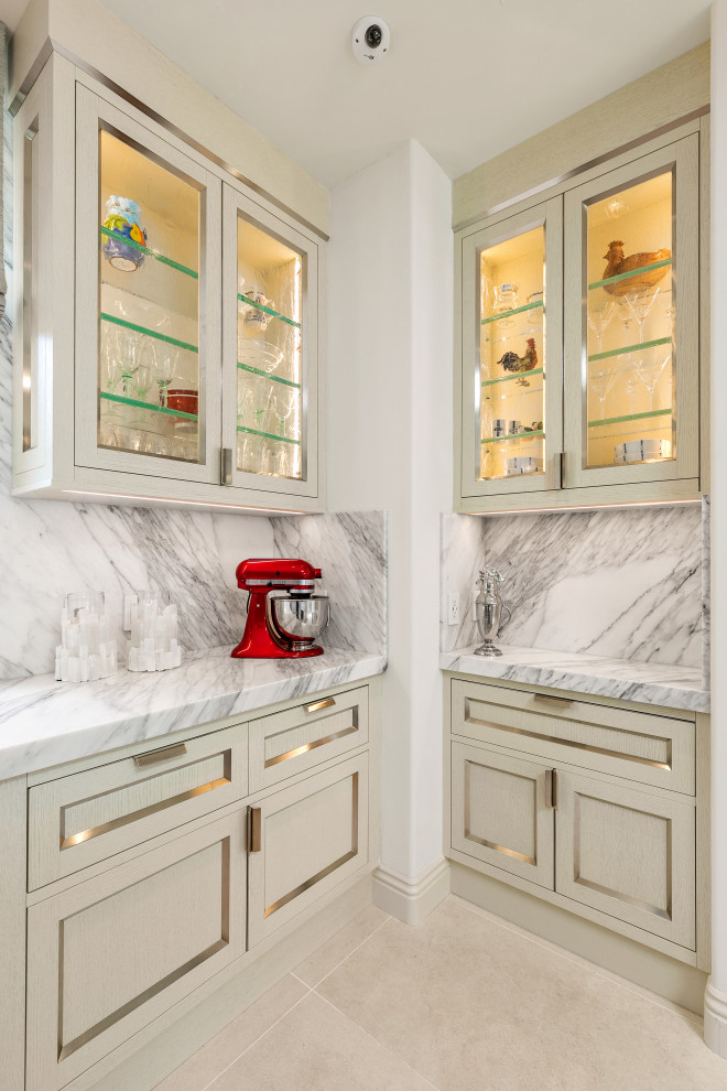 Foto på ett mycket stort funkis vit kök, med en integrerad diskho, skåp i rostfritt stål, marmorbänkskiva, vitt stänkskydd, stänkskydd i marmor, vita vitvaror, flera köksöar och beiget golv
