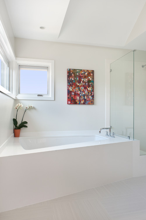 A Cambridge, MA master bathroom featuring Silestone's® White Zeus Extreme