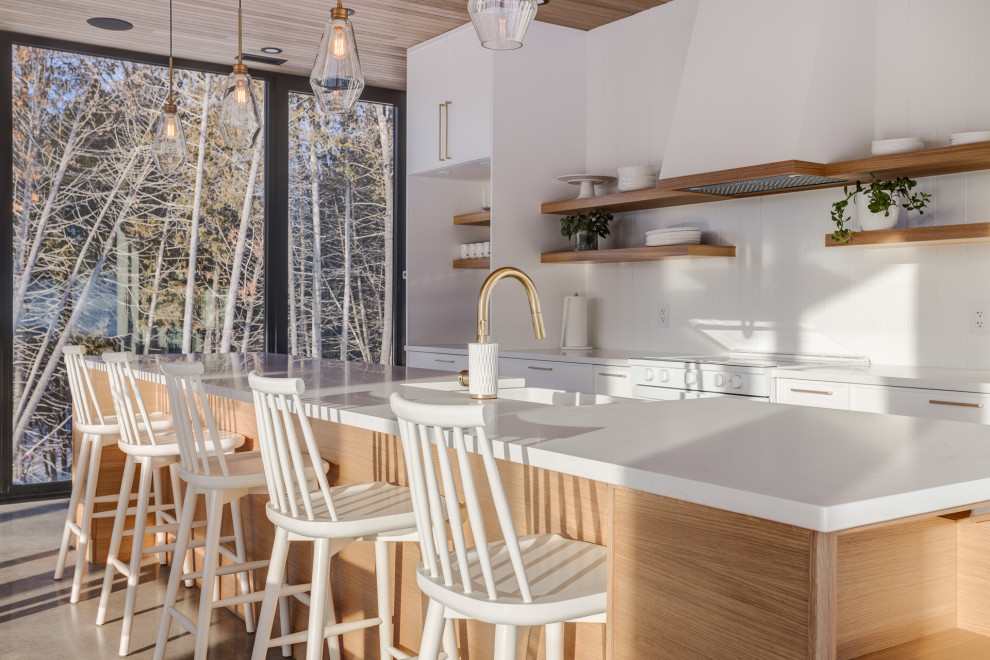Immagine di una cucina scandinava con lavello sottopiano, ante lisce, ante bianche, paraspruzzi bianco, paraspruzzi in perlinato, pavimento in cemento e soffitto in legno