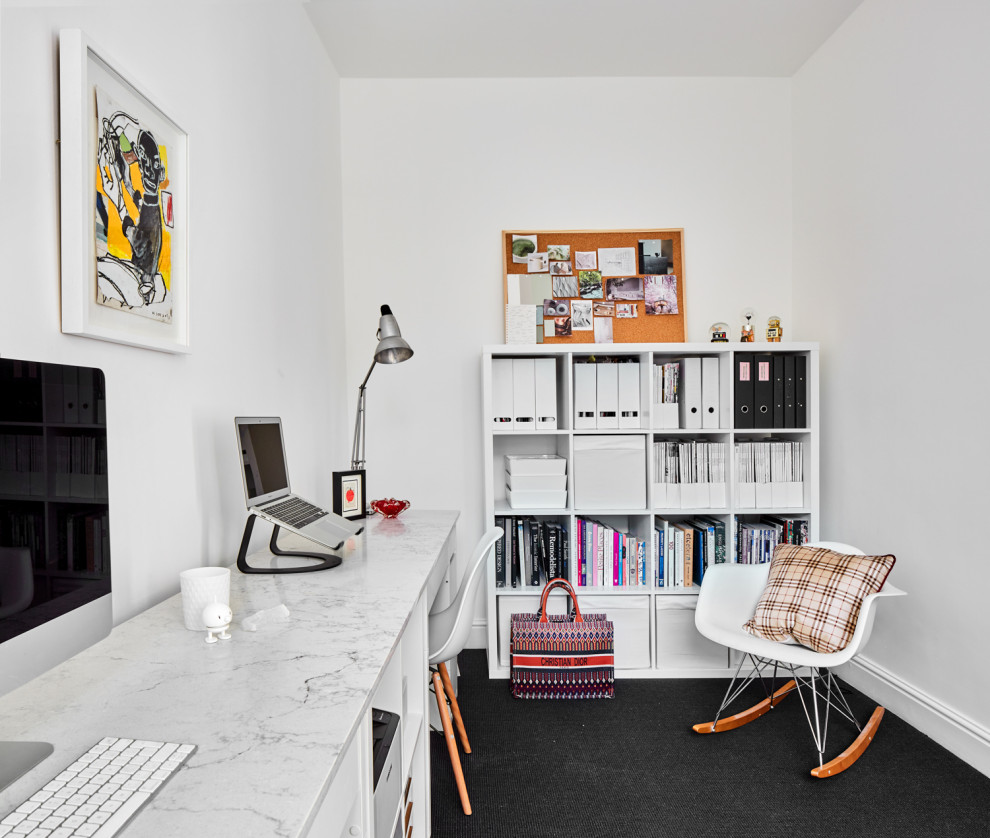 Réalisation d'un petit bureau design avec un mur blanc, moquette, un bureau intégré, un sol noir, un plafond en papier peint et du papier peint.