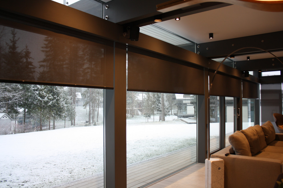 Решение по шторам для стеклянных стен дома Фахверк.