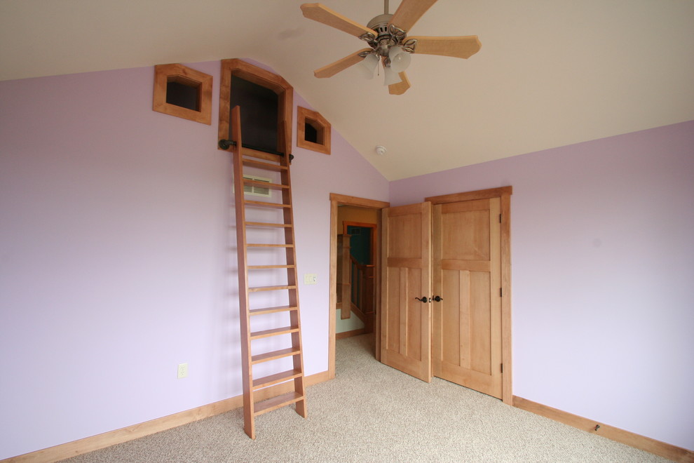 This is an example of a traditional kids' room in Milwaukee.