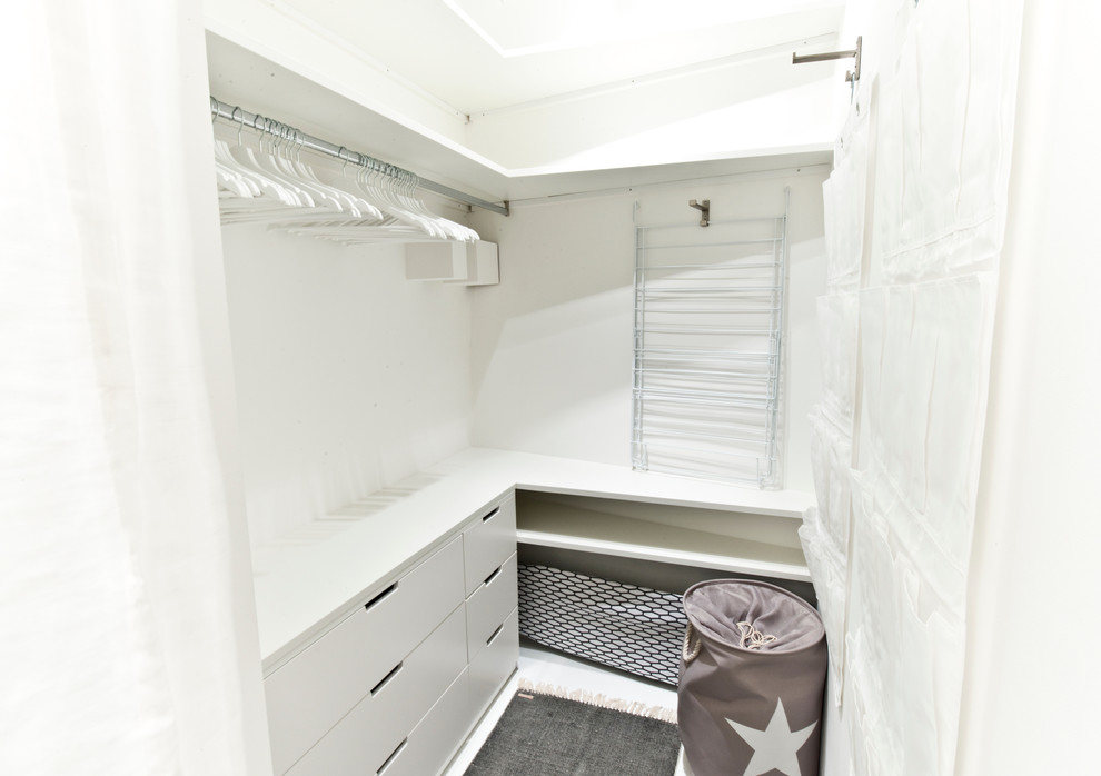 Kleines Skandinavisches Ankleidezimmer in München