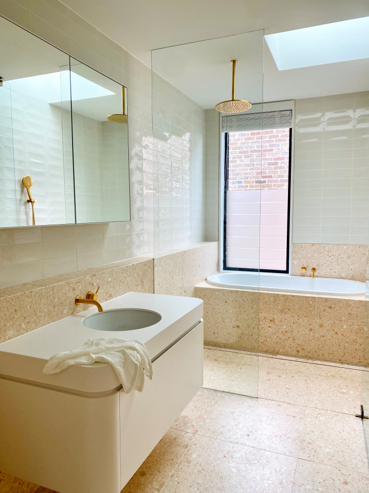 Источник вдохновения для домашнего уюта: большая главная ванная комната в стиле модернизм с фасадами разных видов, белыми фасадами, ванной в нише, двойным душем, инсталляцией, разноцветной плиткой, каменной плиткой, разноцветными стенами, полом из терраццо, врезной раковиной, столешницей из искусственного камня, розовым полом, душем с распашными дверями, белой столешницей, тумбой под одну раковину, встроенной тумбой, любым потолком и любой отделкой стен