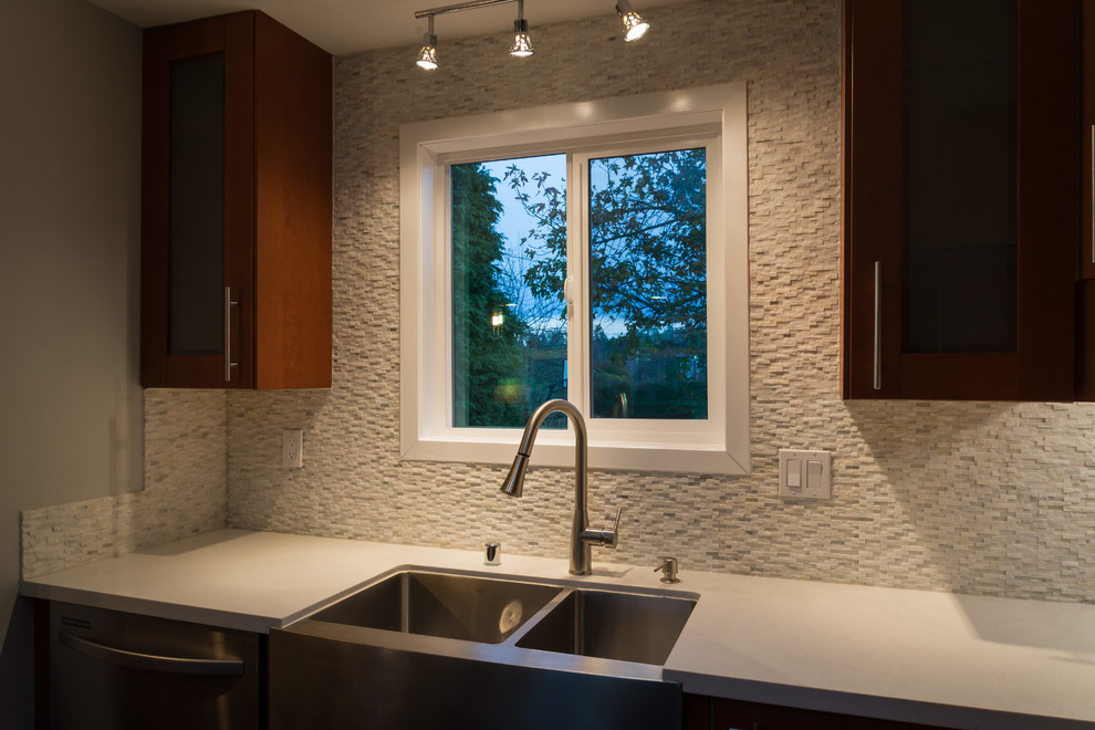 Mid-sized contemporary u-shaped eat-in kitchen in Seattle with shaker cabinets, medium wood cabinets, quartzite benchtops, white splashback and a peninsula.