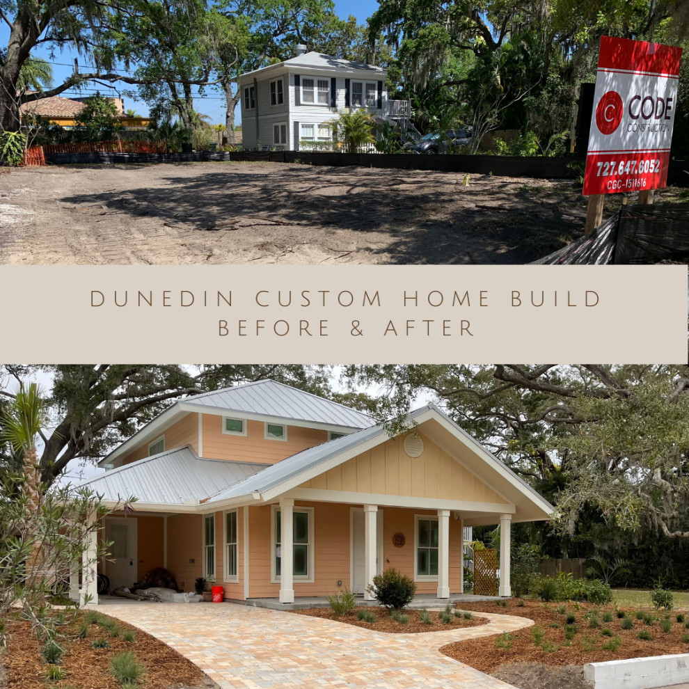 Mittelgroßes, Zweistöckiges Eklektisches Einfamilienhaus mit Vinylfassade, oranger Fassadenfarbe, Walmdach, Blechdach, grauem Dach und Verschalung in Tampa