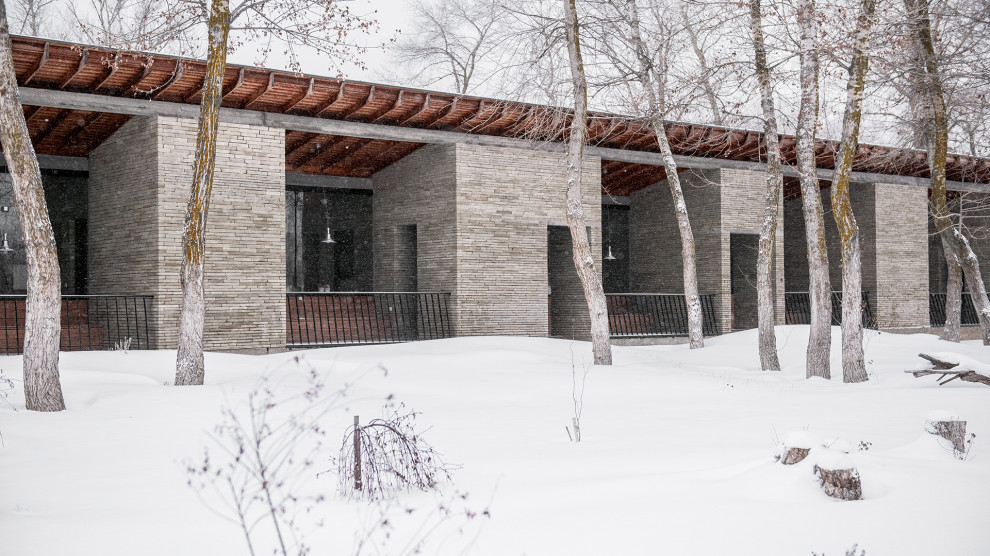 Inspiration för mellanstora moderna grå stenhus, med allt i ett plan, platt tak och tak i mixade material