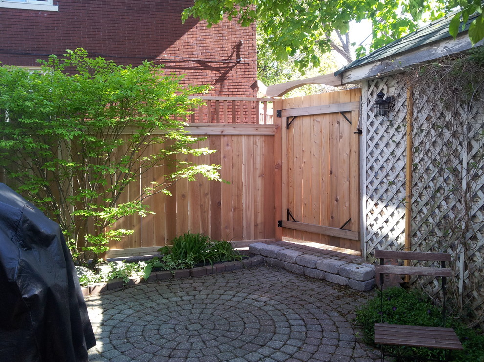 Inspiration for a traditional deck in Ottawa.
