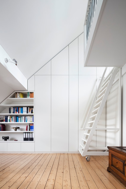 Ein fünf Meter hoher Einbauschrank unter der Dachschräge