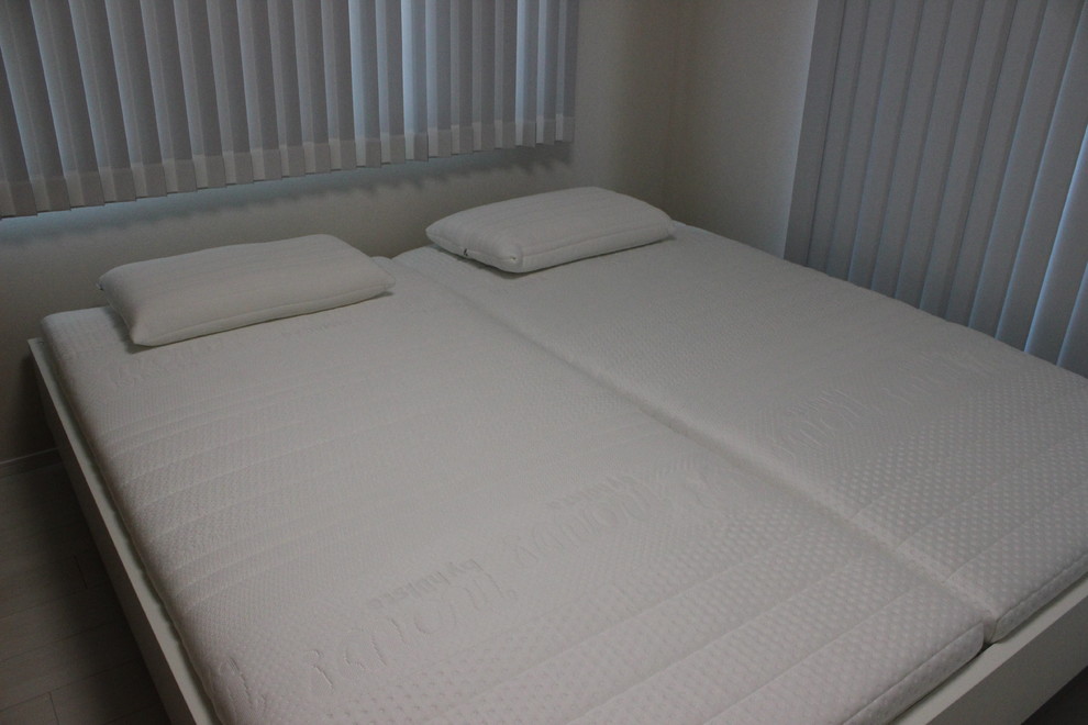 Exempel på ett minimalistiskt sovrum, med vitt golv