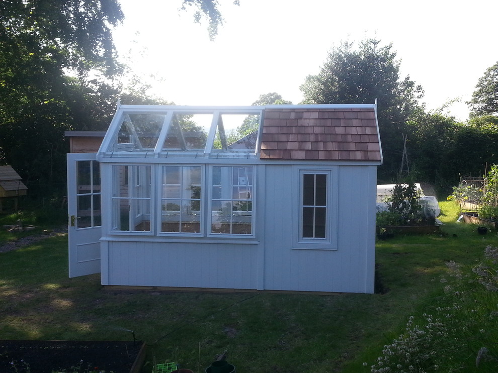 Photo of a mid-sized traditional garden shed.