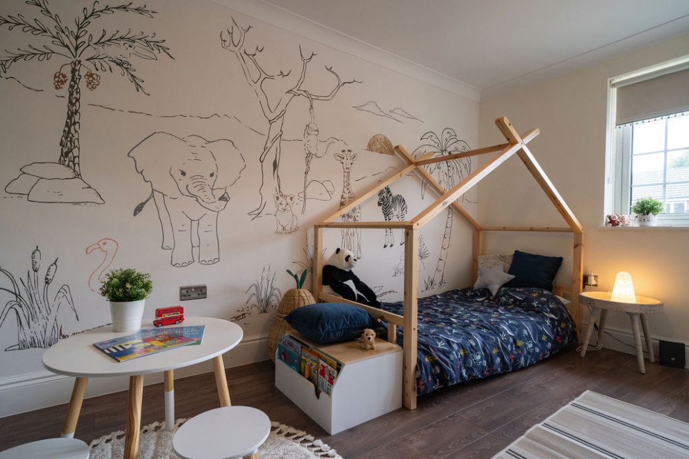 Inredning av ett modernt mellanstort barnrum kombinerat med sovrum, med grå väggar, vinylgolv och brunt golv