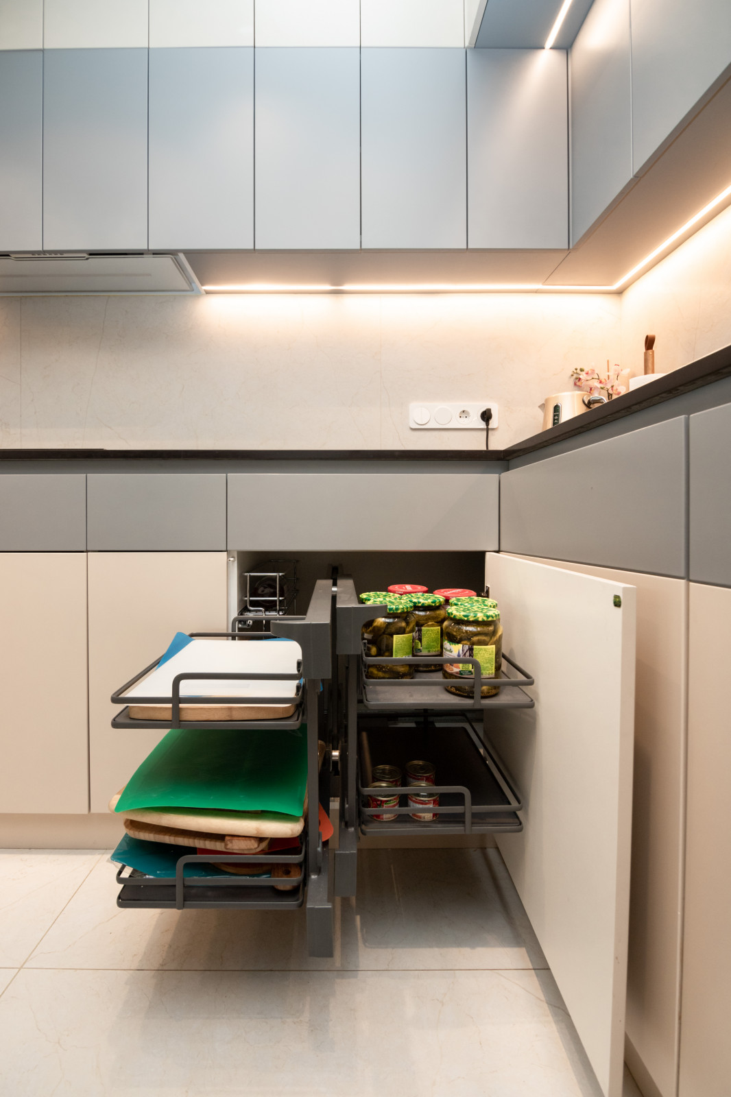 Современная кухня-гостиная с необычной барной стойкой и ТВ-зоной