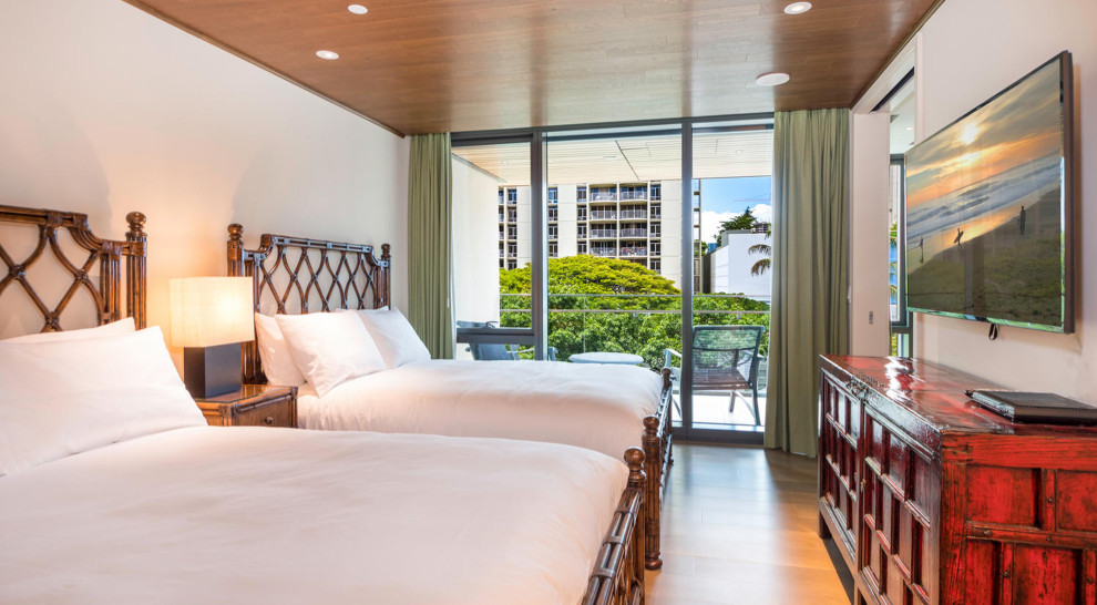 Maritimes Schlafzimmer mit weißer Wandfarbe, beigem Boden und Holzdecke in Hawaii