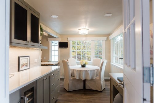 Example of a transitional home design design in Seattle