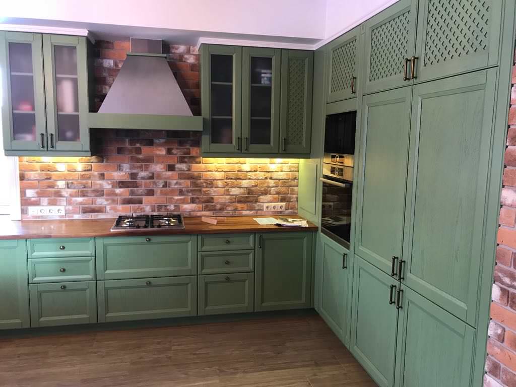 Кухня с фасадами из массива дуба, корпуса - березовая фанера