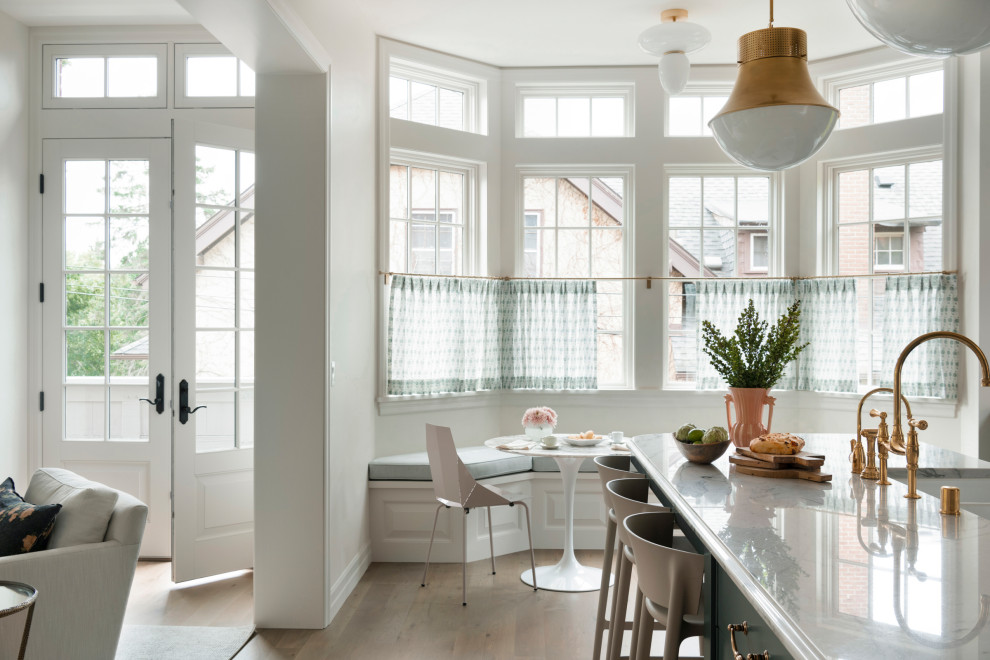 Bild på ett mycket stort vintage vit vitt kök med öppen planlösning, med en rustik diskho, luckor med infälld panel, blå skåp, grått stänkskydd, integrerade vitvaror, ljust trägolv, en köksö, bänkskiva i kvartsit och stänkskydd i sten