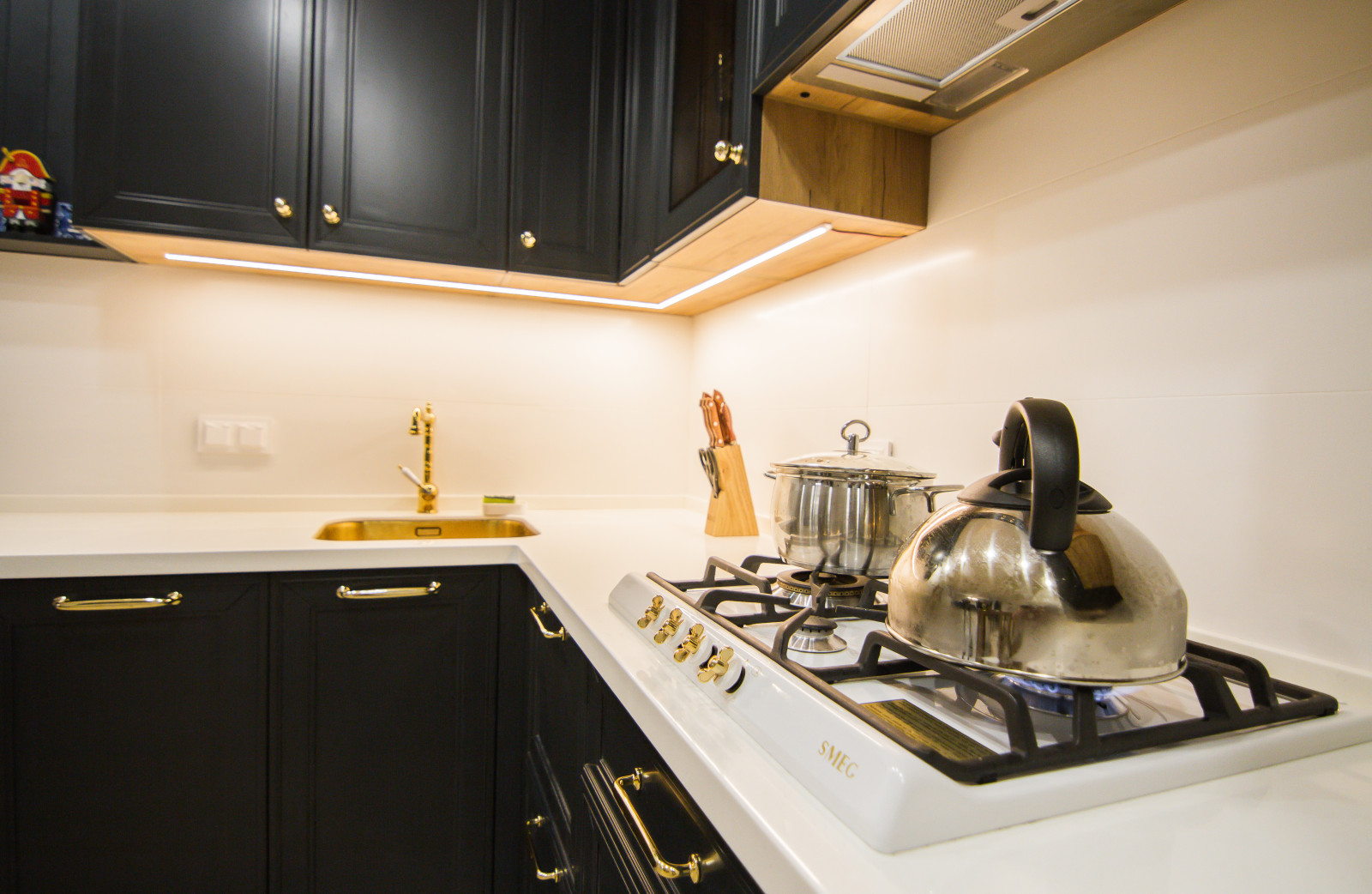 Черная кухня в стиле неоклассика