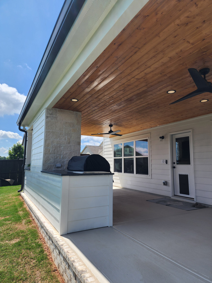 Outdoor Kitchen and Covered Patio