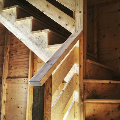 Staircase - mid-sized rustic wooden l-shaped staircase idea with wooden risers