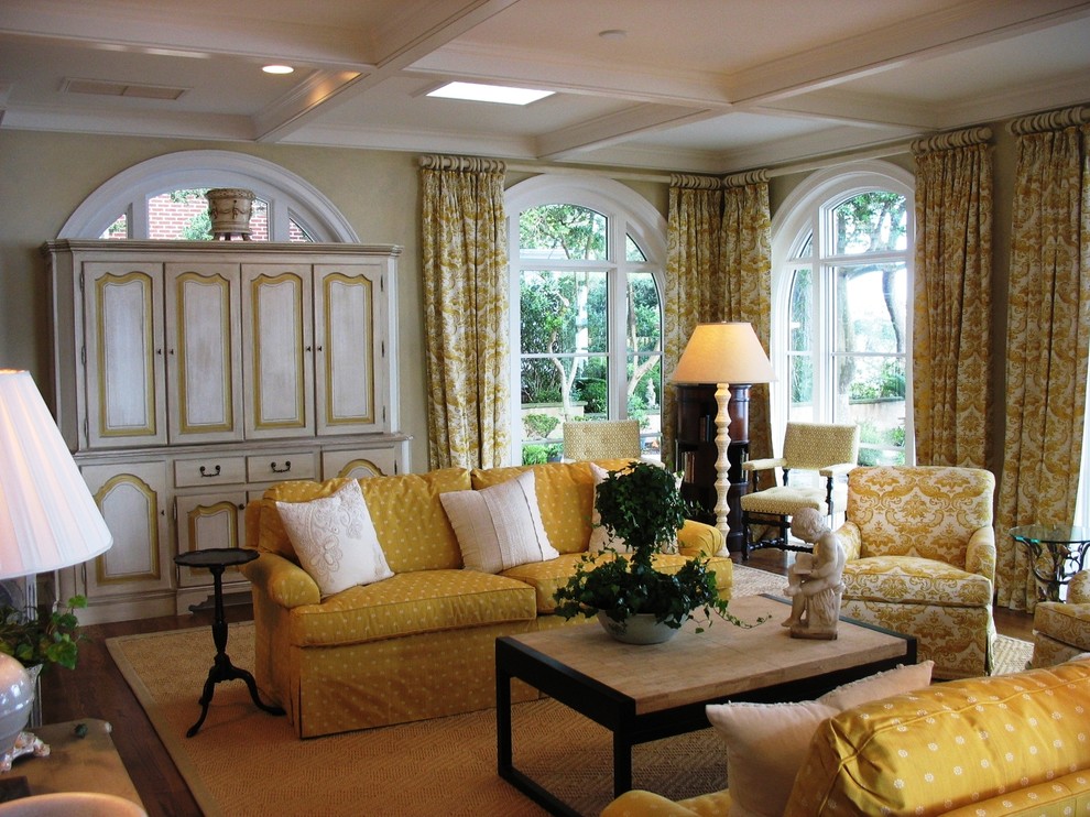 Traditional family room in Jacksonville.