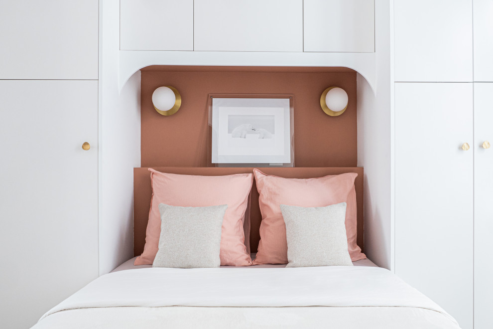 Réalisation d'une chambre nordique avec un mur blanc et dressing.