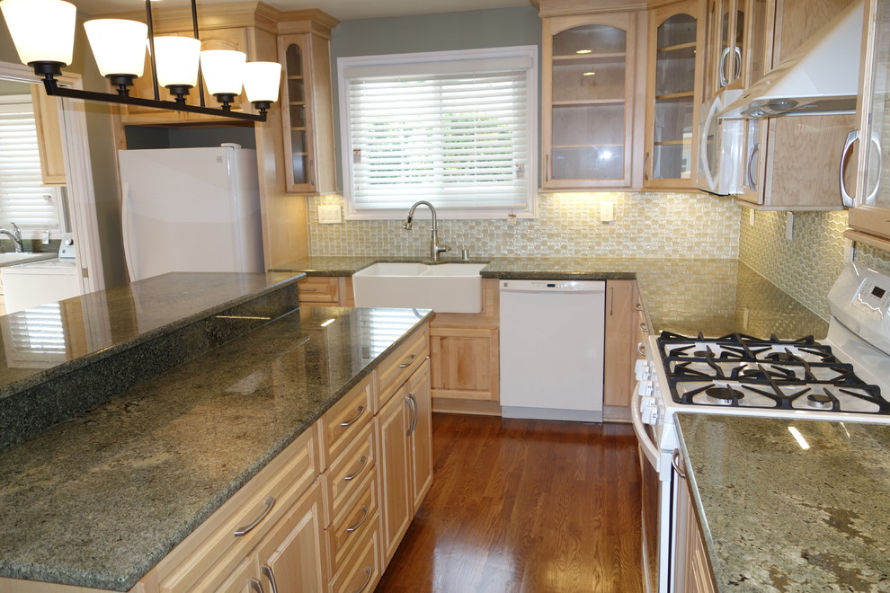Transitional kitchen photo in Orange County
