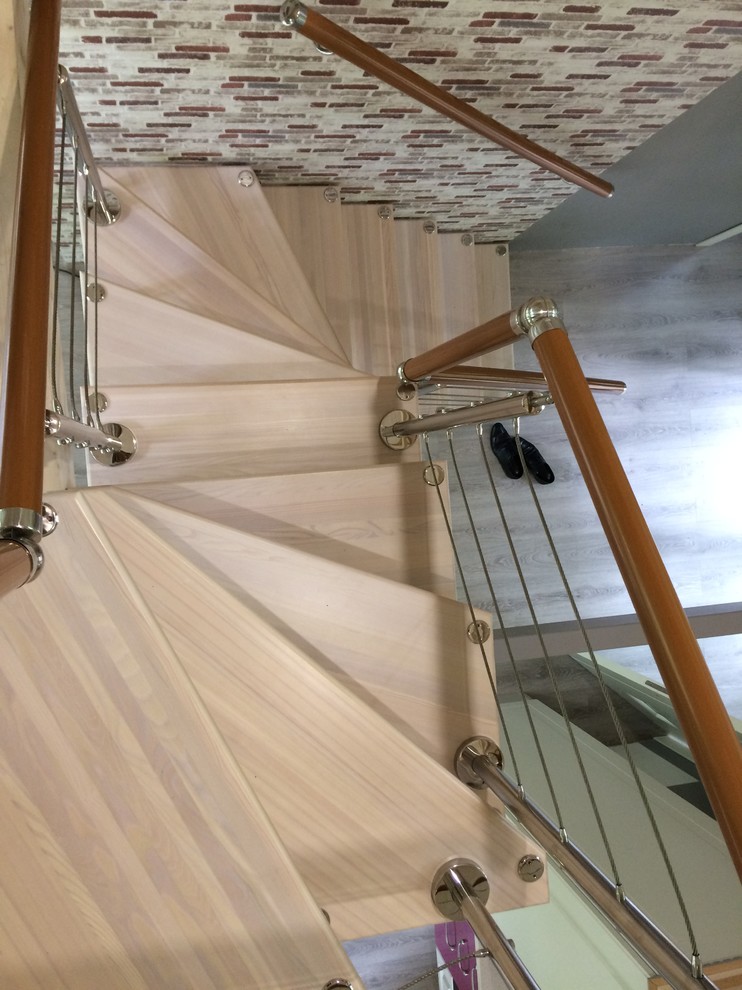 Ejemplo de escalera suspendida pequeña con escalones de madera y barandilla de cable
