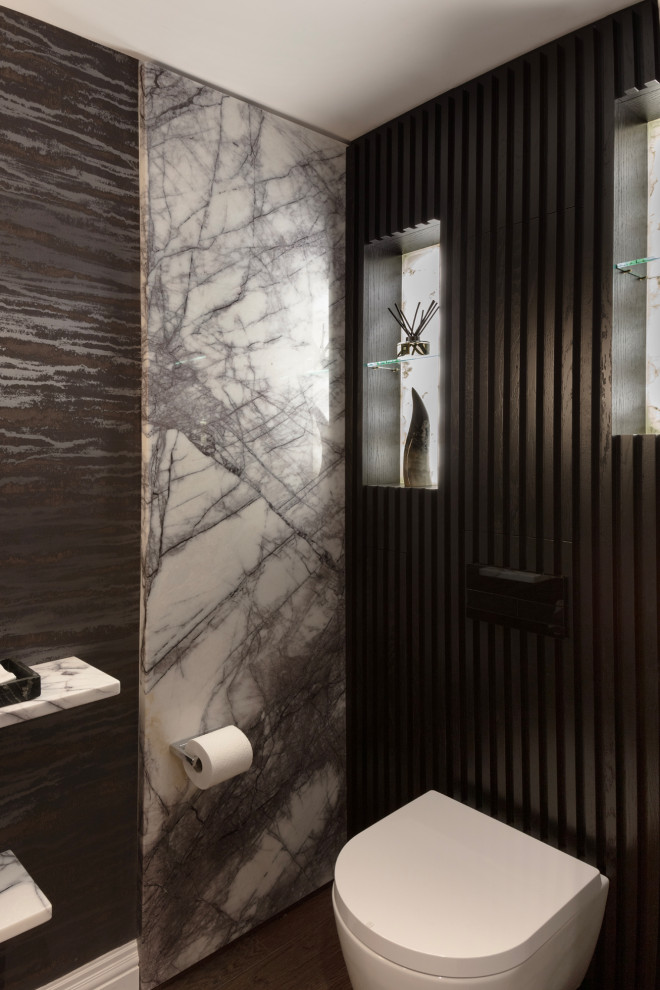 Exemple d'une petite salle de bain tendance avec des portes de placard blanches, WC suspendus, un mur violet, un sol en bois brun, une vasque, un plan de toilette en marbre, un sol marron, un plan de toilette blanc, meuble simple vasque, meuble-lavabo suspendu et du papier peint.