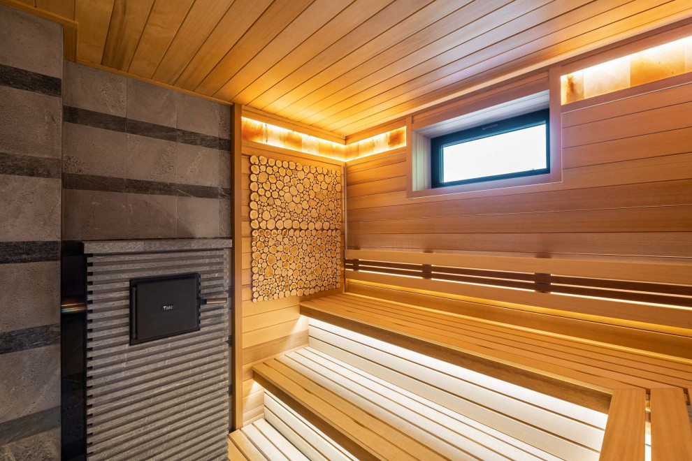 Стильный дизайн: большая баня и сауна в деревянном доме в современном стиле с светлыми деревянными фасадами, серой плиткой, желтыми стенами, деревянным потолком и деревянными стенами - последний тренд