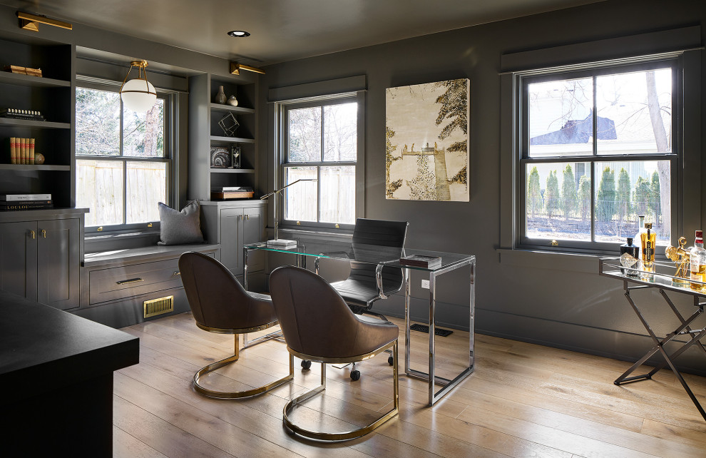 Exemple d'un bureau tendance de taille moyenne avec un mur gris, parquet clair, un bureau indépendant et un sol beige.