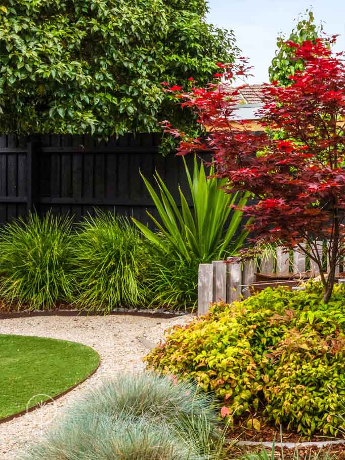 Modelo de jardín de secano minimalista grande en primavera en patio trasero con brasero, exposición total al sol, granito descompuesto y con madera