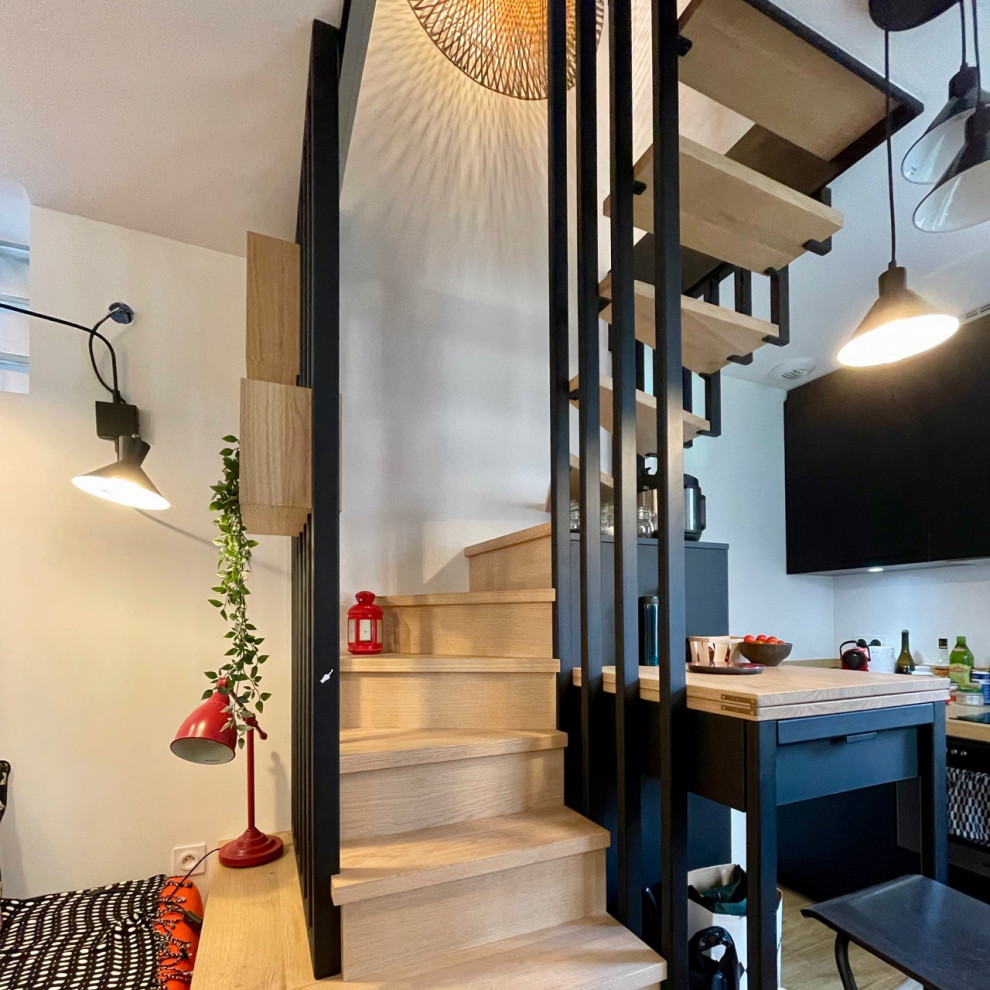 Источник вдохновения для домашнего уюта: маленькая п-образная лестница в стиле лофт с деревянными ступенями и металлическими перилами для на участке и в саду