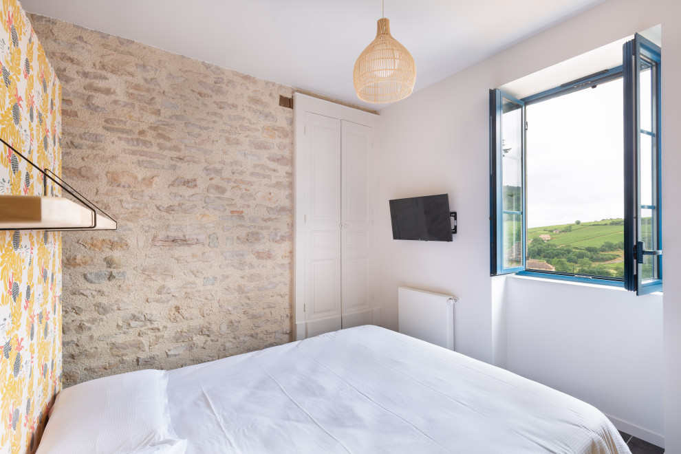 Geräumiges Landhausstil Hauptschlafzimmer mit bunten Wänden, Vinylboden, schwarzem Boden und Tapetenwänden in Dijon