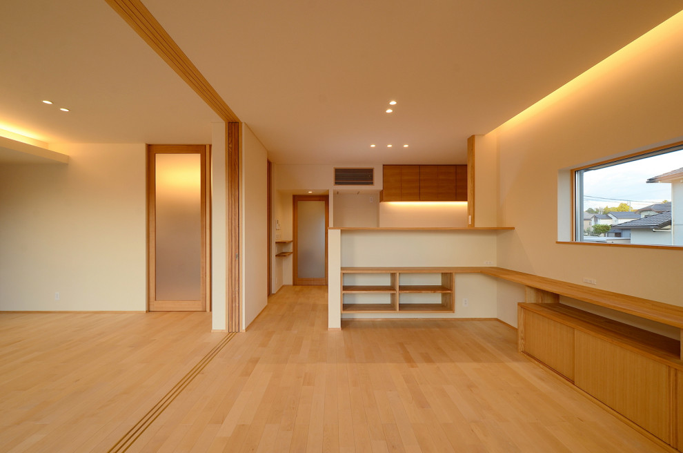 Offenes, Mittelgroßes Esszimmer ohne Kamin mit weißer Wandfarbe, hellem Holzboden, braunem Boden, Tapetendecke und Tapetenwänden