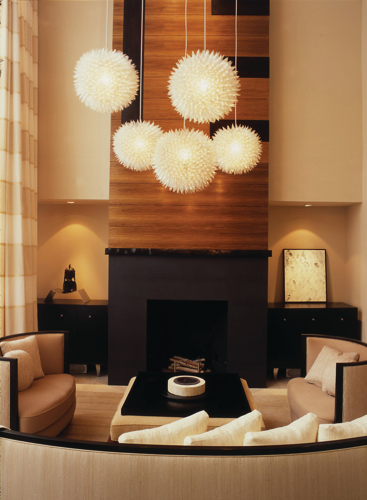 Modelo de salón tipo loft contemporáneo de tamaño medio sin televisor con paredes beige, suelo de madera en tonos medios, todas las chimeneas y marco de chimenea de hormigón