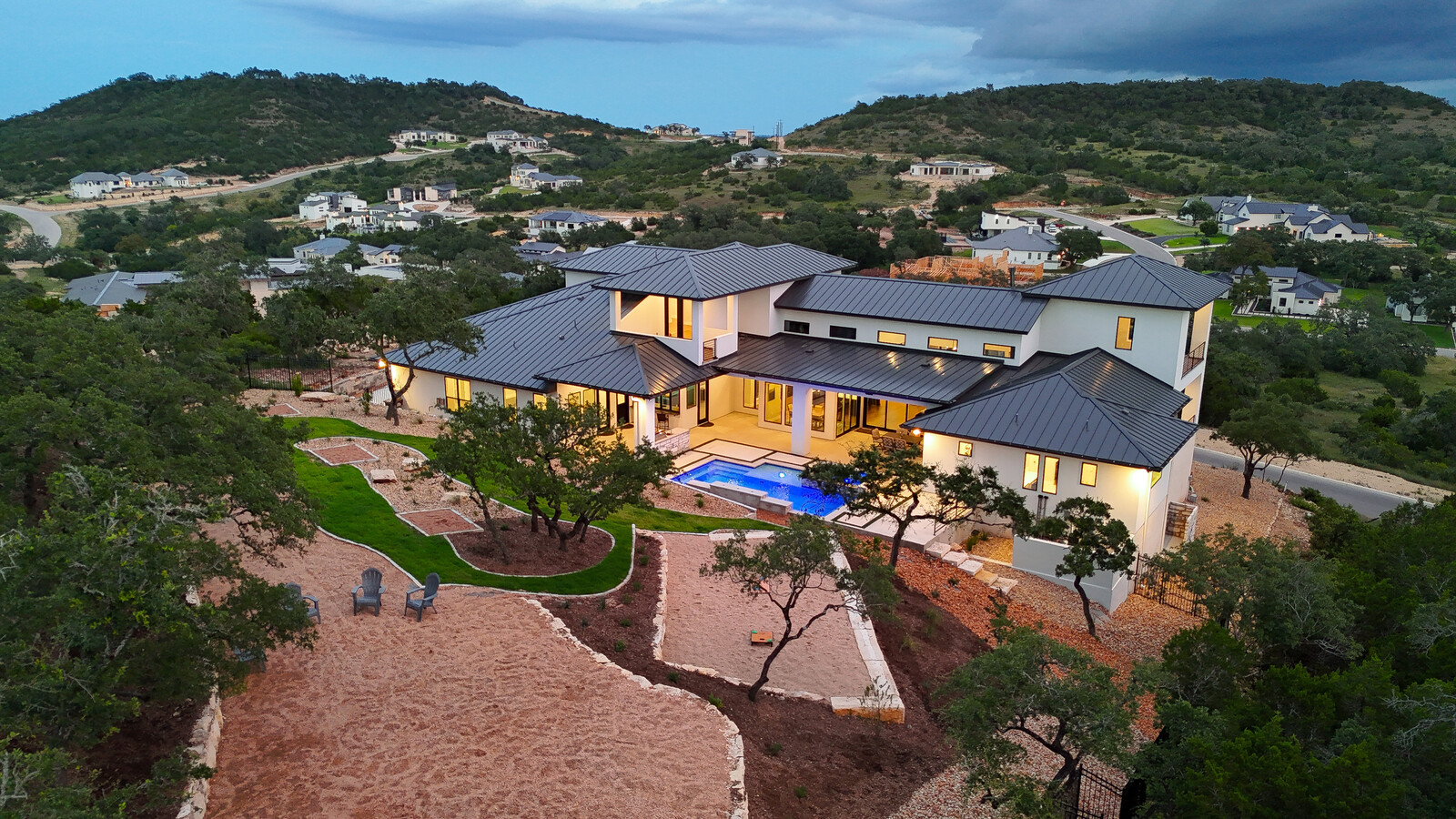 Modern: 4,950 ft², 4 BR/4 BA/2 ST home