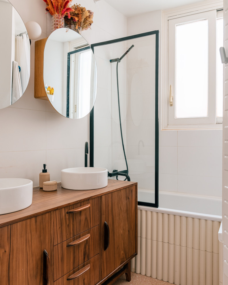 Inspiration pour salle de bain in bois foncé With une baignoire encastrée, un carrelage blanc, des carreaux de céramique, un sol en carrelage de céramique, une vasque, un plan de toilette en bois, un sol rose, une fenêtre, meuble double vasque and meuble-lavabo sur pied.