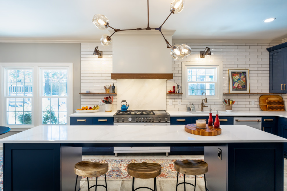 ナッシュビルにある高級な中くらいなシャビーシック調のおしゃれなキッチン (アンダーカウンターシンク、シェーカースタイル扉のキャビネット、青いキャビネット、クオーツストーンカウンター、白いキッチンパネル、セラミックタイルのキッチンパネル、白い調理設備、磁器タイルの床、ベージュの床、白いキッチンカウンター) の写真