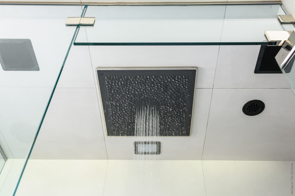 Foto di una stanza da bagno country con vasca freestanding, doccia a filo pavimento e nicchia