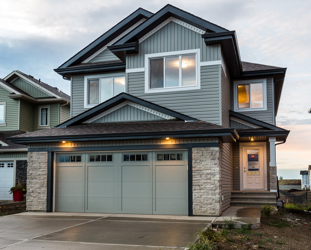 Example of a transitional home design design in Edmonton