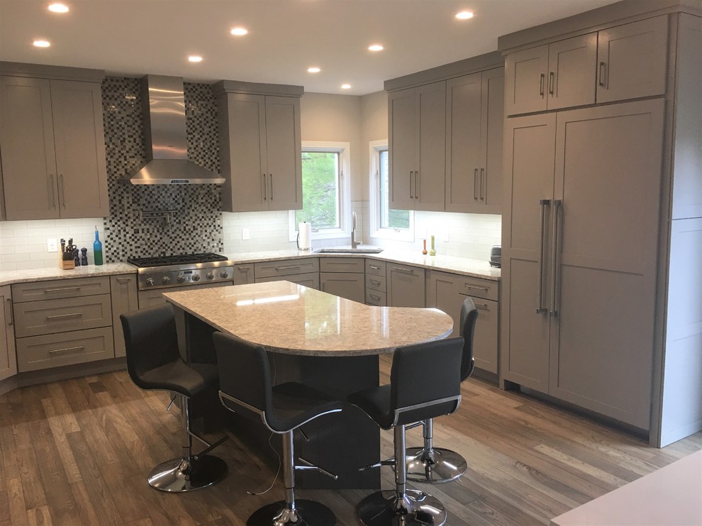 Transitional kitchen photo in Cincinnati