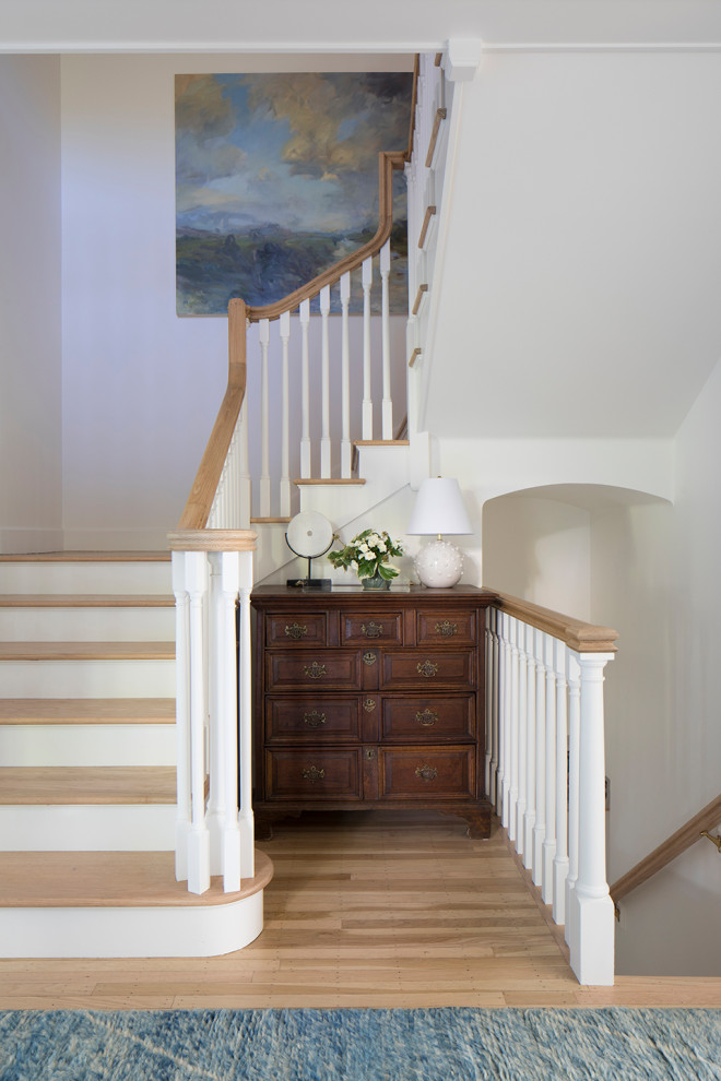 Foto de escalera curva tradicional extra grande con escalones de madera y barandilla de madera