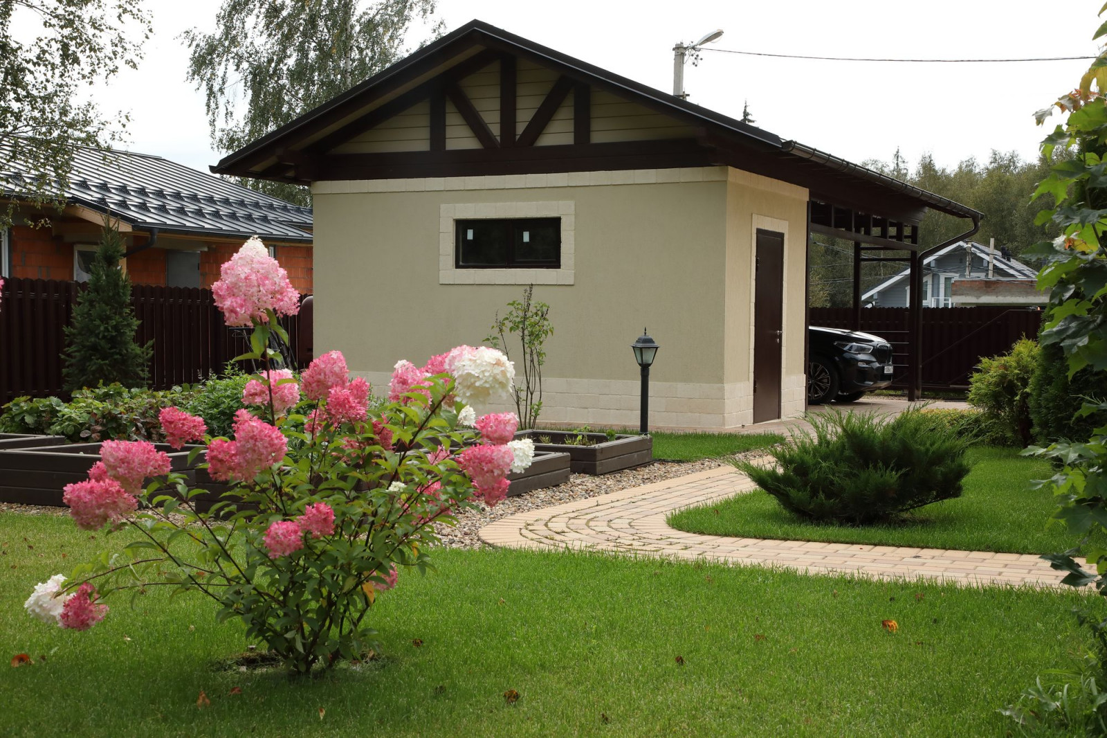 КП Никольское Лесное. Ландшафт, Автоматический полив. Беседка.