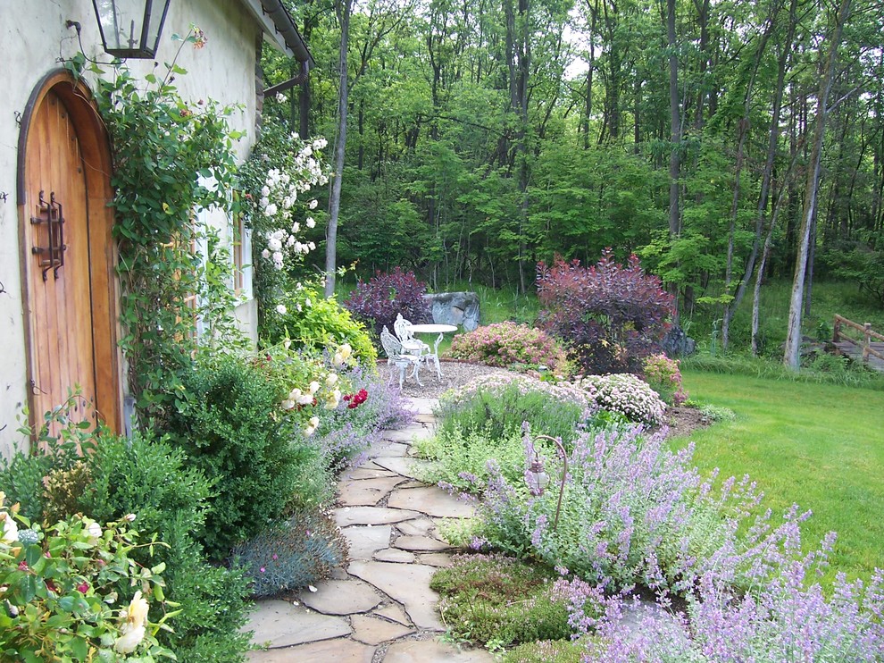 Traditional backyard garden in Philadelphia with natural stone pavers for summer.