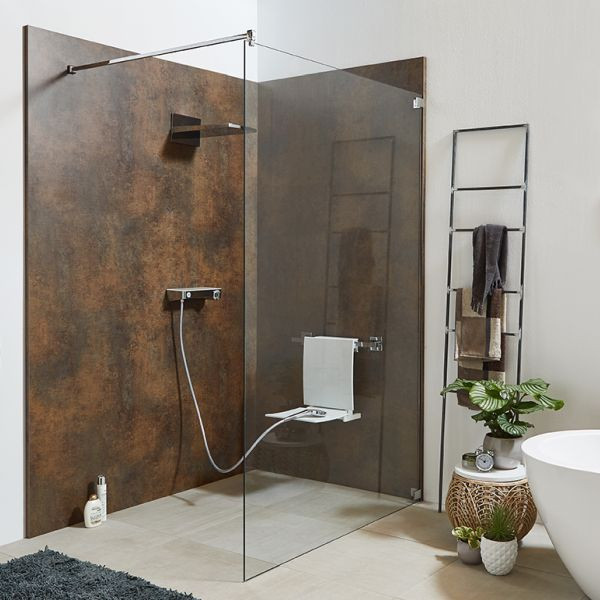 На фото: огромная ванная комната в стиле лофт с душем без бортиков, коричневой плиткой, белыми стенами, мраморным полом, душевой кабиной, бежевым полом, открытым душем, потолком с обоями и обоями на стенах с