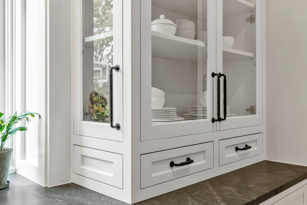 Inspiration for a transitional kitchen remodel in Detroit