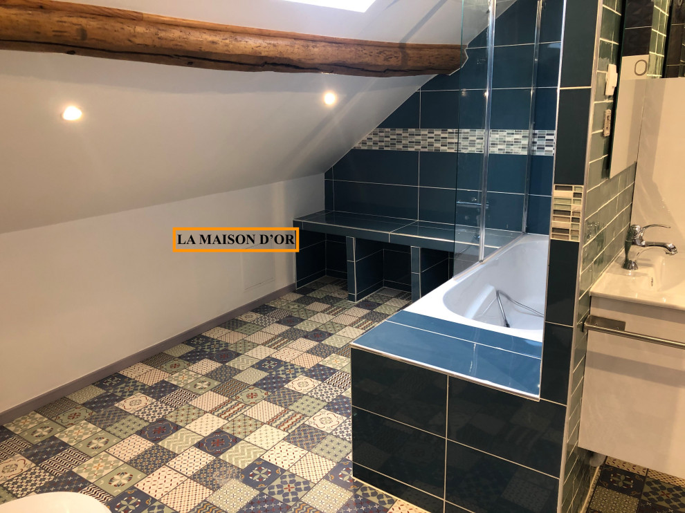 Идея дизайна: ванная комната среднего размера в морском стиле с инсталляцией, зелеными стенами, полом из винила, душевой кабиной, раковиной с несколькими смесителями и синим полом
